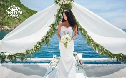 6-Yacht-Wedding-Dubai-laptop-version-copy-2.webp