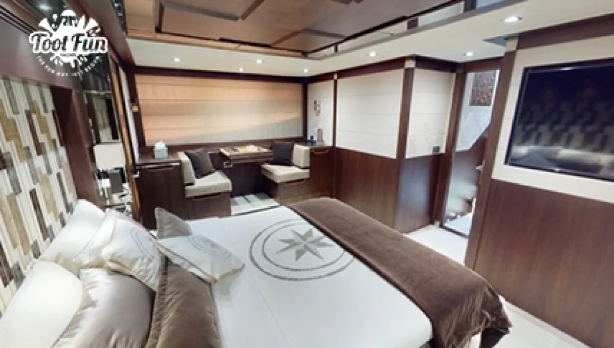 2-79-FT-Galleon-Superyacht-laptop-version-copy.webp