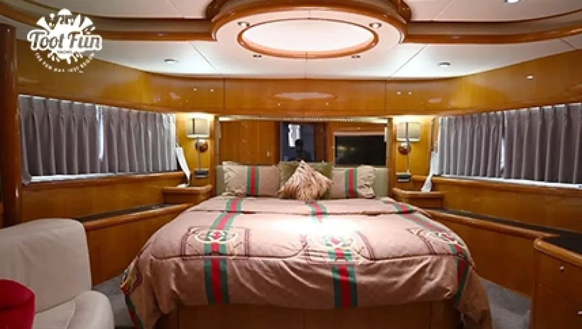 6-97-Sunseeker-Superyacht-laptop-version-copy.webp